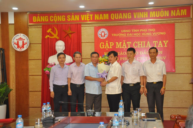 Gap mat, chia tay Nha giao Dao Dac Tien - Truong phong Cong tac chinh tri va Hoc sinh Sinh vien