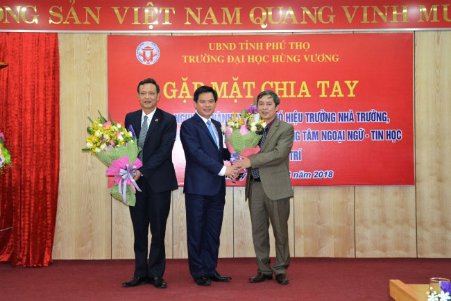 Gap mat chia tay nha giao Nguyen Thanh Trung - Pho Hieu truong Nha truong va nha giao Nguyen Van Tho - Giam doc Trung tam Ngoai ngu - Tin hoc nghi che do huu tri