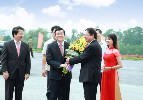 Chu tich nuoc Truong Tan Sang da den tham va lam viec voi Truong Dai hoc Hung Vuong