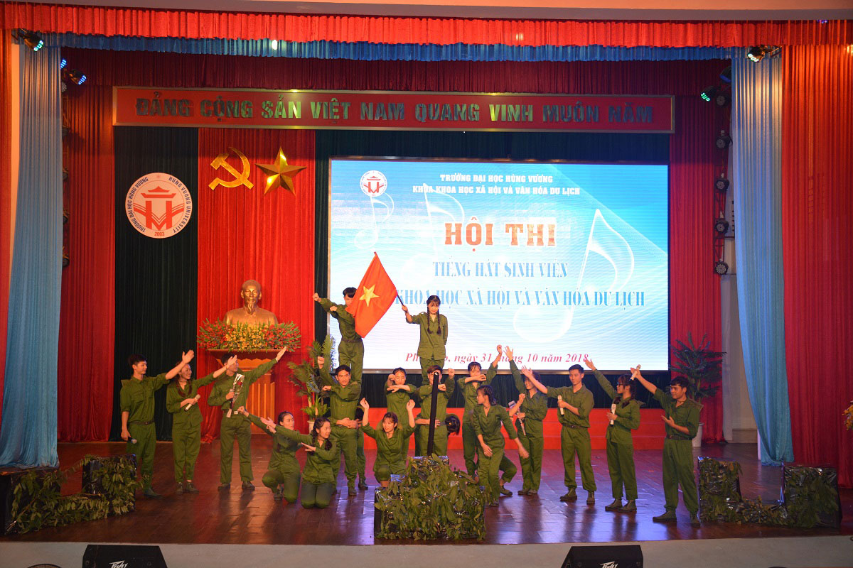 Ruc ro sac mau dem chung ket Hoi thi “Tieng hat sinh vien” nam 2018 Khoa KHXH&VHDL