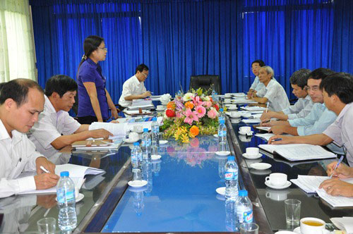 Doan cong tac cua Tinh uy kiem tra viec thuc hien Quy che dan chu cua Truong Dai hoc Hung Vuong