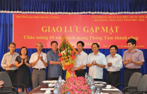 Gap mat – giao luu giua Truong Dai hoc Hung Vuong va Van phong doan Dai bieu Quoc hoi & Hoi dong nhan dan tinh 