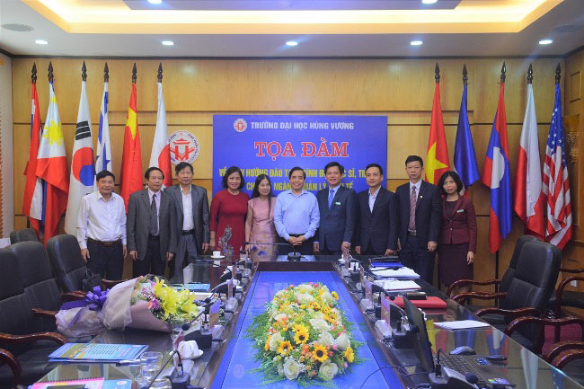 PGS. TS Vu Minh Khuong – Giang vien cao cap Truong Chinh sach cong Ly Quang Dieu (Dai hoc Quoc gia Singapore) toi tham va lam viec tai Truong DH Hung Vuong