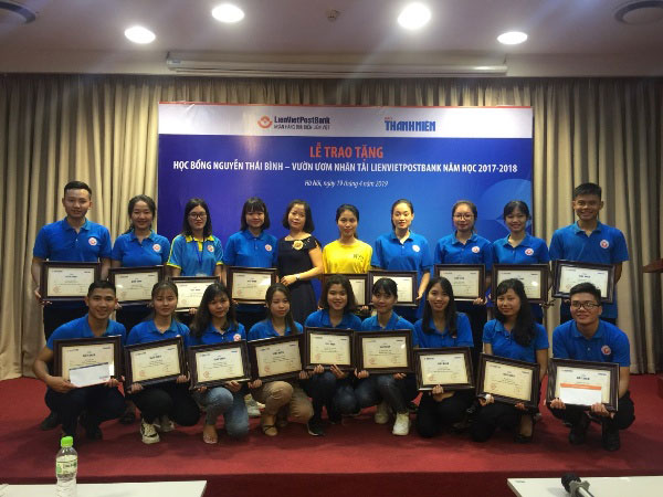 20 sinh vien Truong DH Hung Vuong duoc nhan hoc bong Nguyen Thai Binh - Vuon uom Nhan tai LienVietPostBank