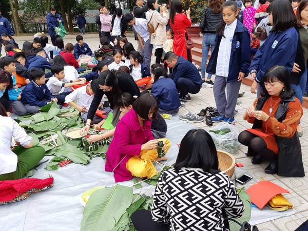 Ron rang, soi dong “Hoi cho xuan 2019” cua hoc sinh Truong Pho thong Chat luong cao Hung Vuong