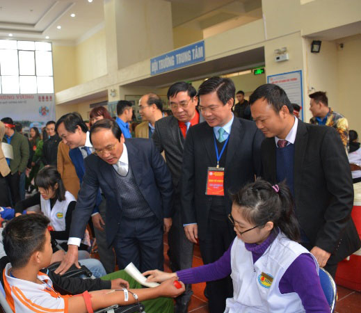 Soi noi chuong trinh “Ngay Chu nhat Do” va Khai mac hien mau tinh nguyen nam 2018 tai Truong Dai hoc Hung Vuong