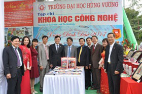 Truong Dai hoc Hung Vuong tham gia Hoi Bao Xuan Dinh Dau 2017