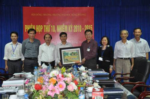 Hoi dong truong Truong Dai hoc Hung Vuong hop phien thu 10 nhiem ky 2010 – 2015