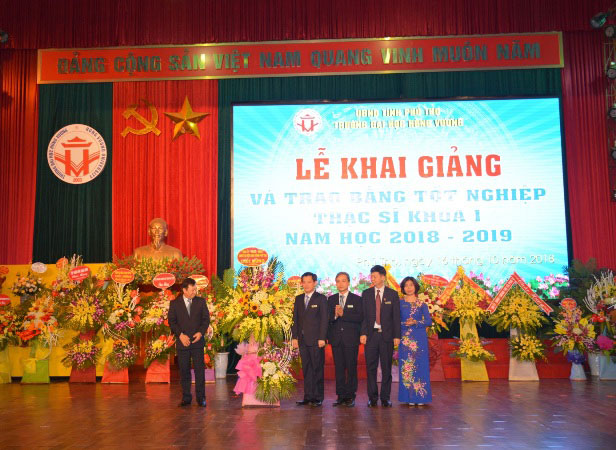 Truong Dai hoc Hung Vuong long trong to chuc le Khai giang nam hoc 2018 – 2019 va trao bang tot nghiep Thac si khoa 1