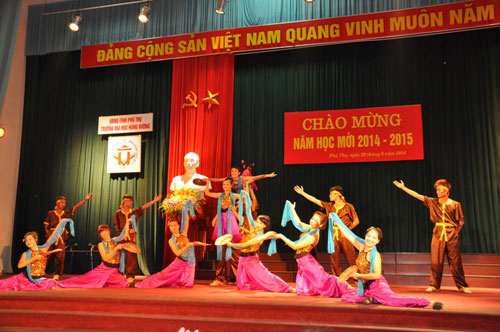 Truong Dai hoc Hung Vuong to chuc chao mung nam hoc moi 2014-2015 tai co so thi xa Phu Tho
