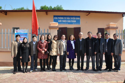 Khanh thanh Van phong tu van tuyen sinh gioi thieu san pham cua Truong Dai hoc Hung Vuong