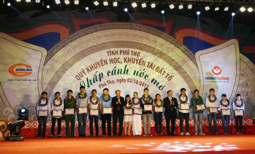 02 giang vien va 03 sinh vien cua Truong Dai hoc Hung Vuong duoc vinh danh tai chuong trinh “Khuyen hoc, khuyen tai dat To - Chap canh uoc mo” cua Tinh