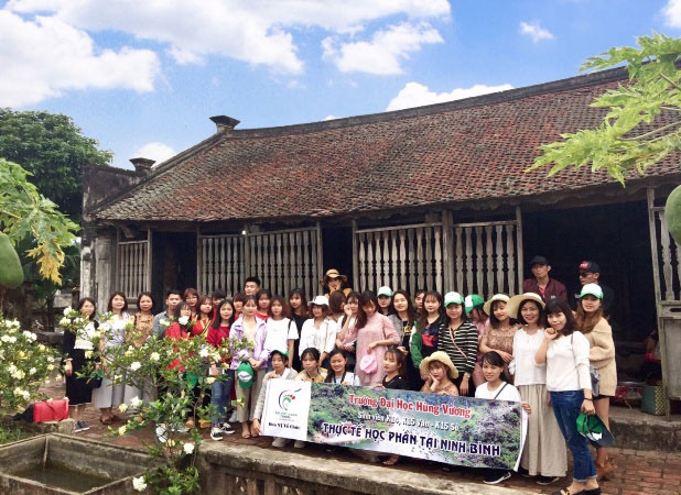 Sinh vien Khoa Khoa hoc Xa hoi va Van hoa Du lich hoc tap thuc te tai tinh Ha Nam va Ninh Binh