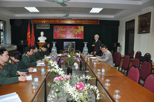 Doan cong tac Truong Dai hoc Hung Vuong kiem tra cong tac hoc tap giao duc an ninh quoc phong cua sinh vien K10 tai Trung tam Giao duc Quoc phong Truong Dai hoc Su pham Ha Noi 2