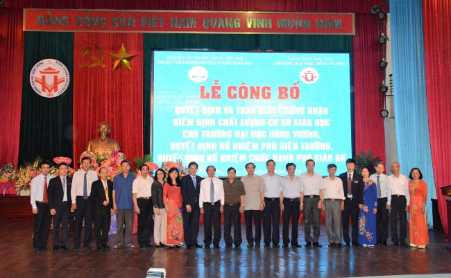 Le cong bo Quyet dinh va trao giay chung nhan Kiem dinh chat luong co so giao duc cho Truong Dai hoc Hung Vuong, cong bo Quyet dinh bo nhiem Pho Hieu truong va bo nhiem chuc danh Pho Giao su nam 2018