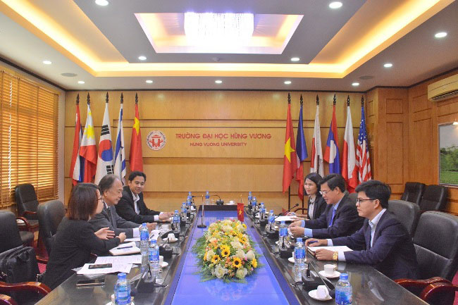Doan cong tac cua Cong ty Co phan May va Xuat khau lao dong Phu Tho toi tham va lam viec tai Truong Dai hoc Hung Vuong