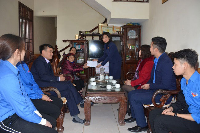 Truong Dai hoc Hung Vuong tham, tang qua chuc tet cac Me Viet Nam anh hung do nha truong nhan phung duong va Trung tam dieu duong nguoi co cong tinh Phu Tho.