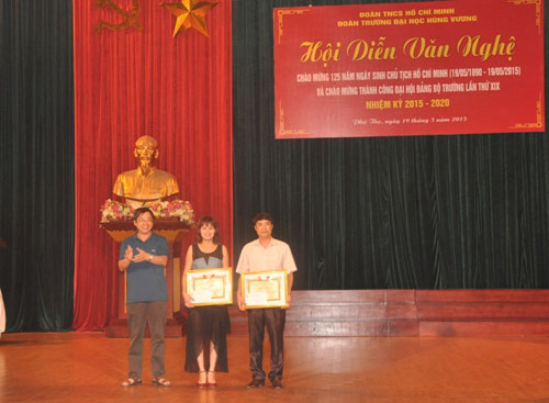 Truong Dai hoc Hung Vuong to chuc Hoi dien van nghe chao mung 125 nam ngay sinh nhat Bac va chao mung thanh cong cua Dai hoi Dang bo truong lan thu XIX