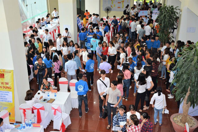 Tung bung Ngay hoi huong nghiep va viec lam sinh vien nam 2018 tai Truong DH Hung Vuong 