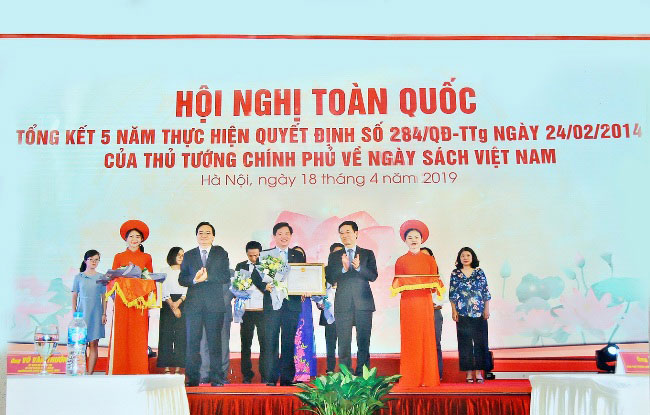 Truong DH Hung Vuong vinh du nhan Bang khen cua Bo TT&TT tai Hoi nghi toan quoc tong ket 5 nam Ngay sach Viet Nam
