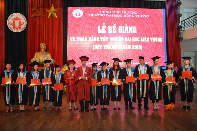 Le Be giang va trao bang tot nghiep cac lop Dai hoc lien thong (dot thang 3 nam 2018)