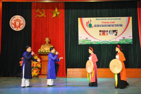 Truong Dai hoc Hung Vuong phoi hop voi Nha hat Dan ca Quan ho Bac Ninh to chuc Chuong trinh bieu dien va trao doi ve nghe thuat truyen thong