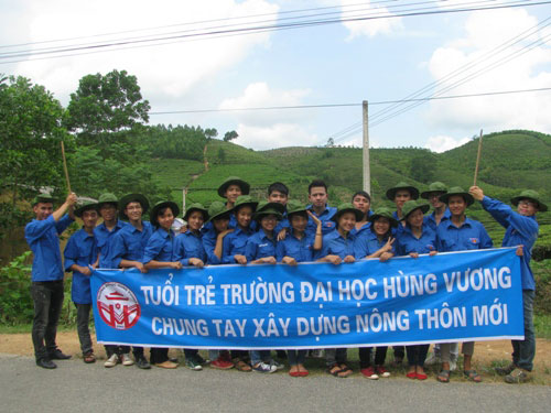 Sinh vien tinh nguyen Truong Dai hoc Hung Vuong tham gia nao vet kenh muong