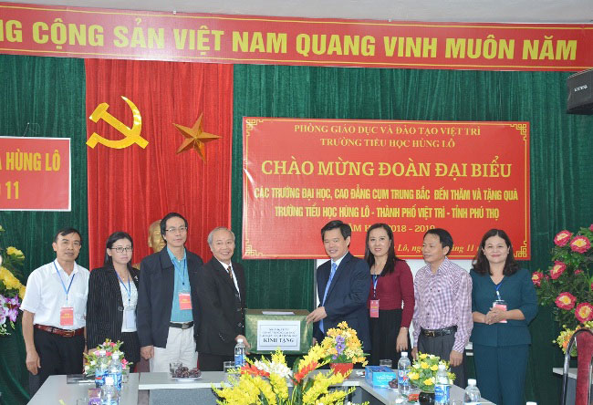 Doan dai bieu Hoi thi chuyen mon – nghiep vu cac truong Dai hoc, Cao dang cum Trung Bac lan thu XII, nam 2018 den tham, tang qua Truong Tieu hoc Hung Lo va thuong thuc Hat Xoan tai Dinh Hung Lo