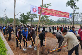 Truong Dai hoc Hung Vuong to chuc gap mat dau xuan va phat dong “Tet trong cay doi doi nho on Bac Ho” nam 2017
