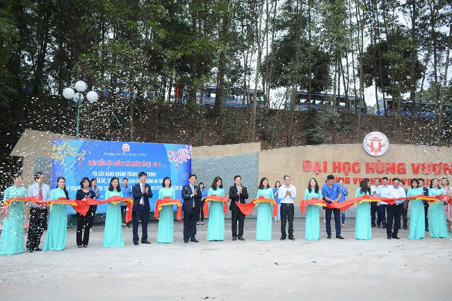 Ron rang khong khi gap mat dau xuan va phat dong “Tet trong cay doi doi nho on Bac Ho” xuan Ky Hoi - nam 2019 tai Truong Dai hoc Hung Vuong
