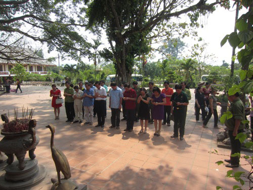 Doan cuu chien binh cua Truong Dai hoc Hung Vuong tham chien truong Dien Bien Phu