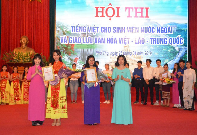 Hoi thi tieng Viet cho sinh vien nuoc ngoai va giao luu van hoa Viet – Lao – Trung Quoc thanh cong tot dep.