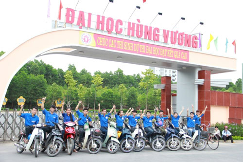 Doi tinh nguyen tiep suc mua thi Truong Dai hoc Hung Vuong ra quan