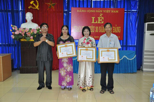 Le trao tang huy hieu 30 nam tuoi Dang