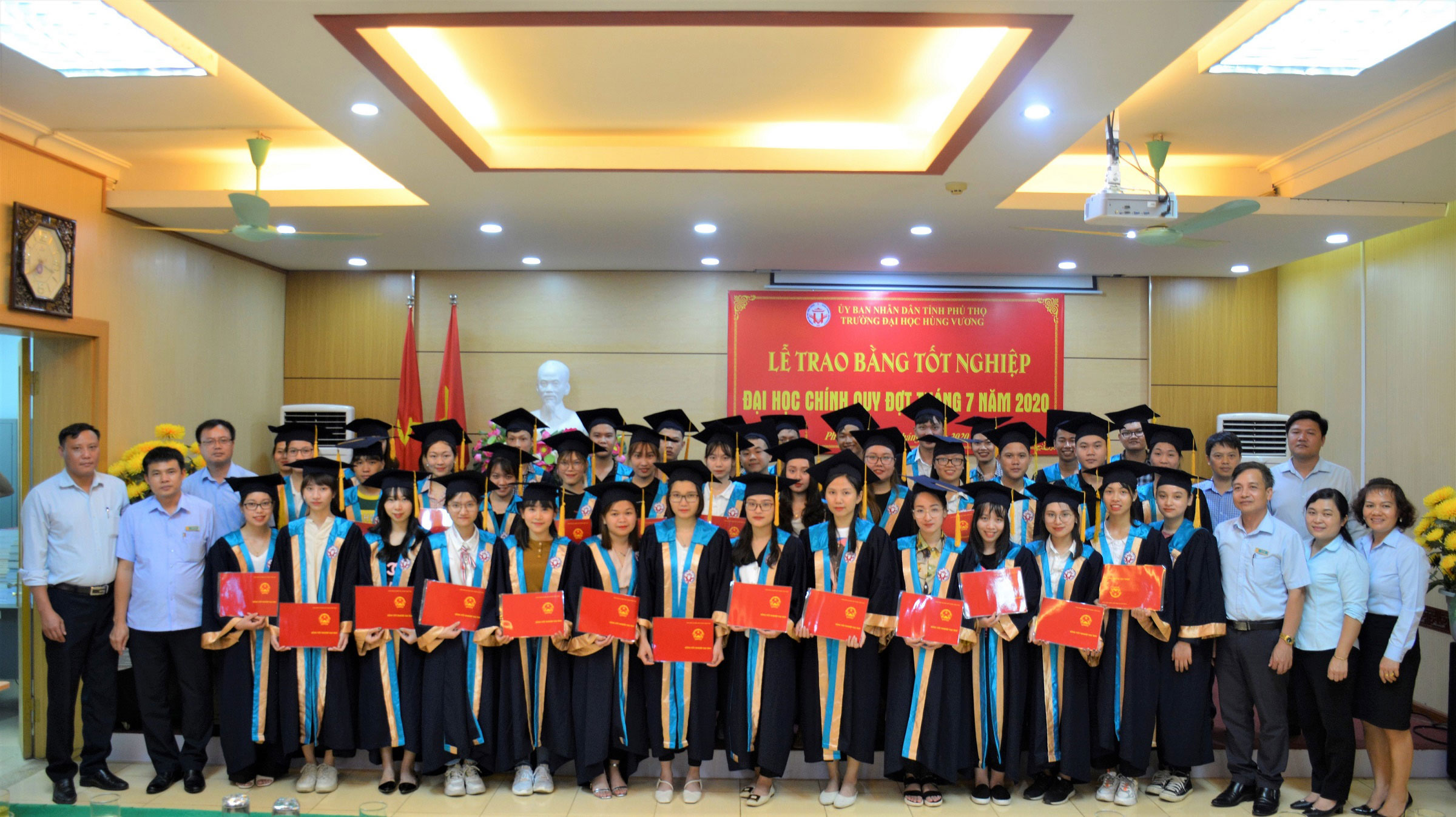 Truong Dai hoc Hung Vuong to chuc Le trao bang tot nghiep dai hoc chinh quy dot thang 7 nam 2020