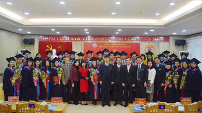 Truong Dai hoc Hung Vuong To chuc Le trao bang Thac si khoa 2016 - 2018