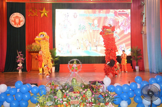 Ruc ro “Vui hoi trang ram nam 2018” tai Truong Dai hoc Hung Vuong