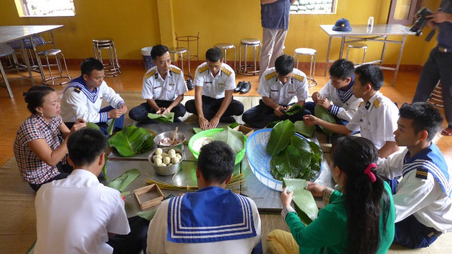 Chu tich Hoi dong Truong Dai hoc Hung Vuong tham gia chuong trinh “Xuan bien gioi – Tet hai dao” nam 2018 tai quan dao Truong Sa