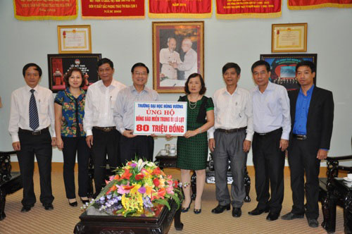 Truong Dai hoc Hung Vuong trao 80 trieu dong cho Uy ban Mat tran To quoc tinh Phu Tho de ung ho dong bao mien Trung 