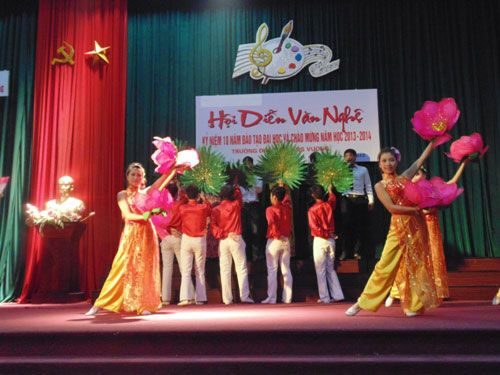 Hoi dien Van nghe chao mung ky niem 10 nam dao tao dai hoc cua Truong Dai hoc Hung Vuong va khai giang nam hoc 2013 – 2014