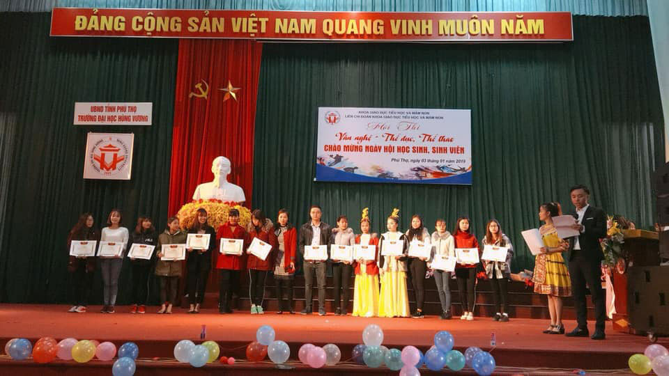 Lien chi Doan Khoa Giao duc Tieu hoc va Mam non to chuc hoat dong Van nghe va The duc the thao chao mung 69 nam ngay truyen thong hoc sinh, sinh vien