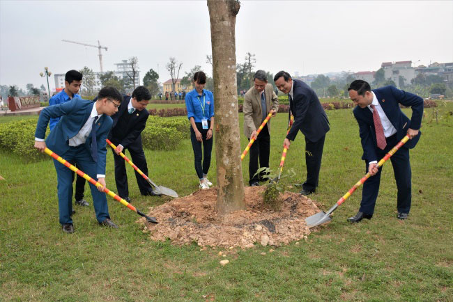 Truong Dai hoc Hung Vuong to chuc gap mat dau xuan va phat dong Tet trong cay nam 2018