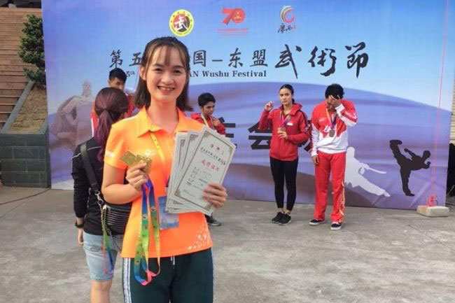 Sinh vien Ha Thi Mai – Khoa Nghe thuat va The duc the thao xuat sac gianh 02 Huy chuong vang tai Festival Wushu Chau A 2019