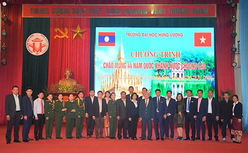 Truong Dai hoc Hung Vuong trang trong to chuc chuong trinh Chao mung 44 nam Quoc Khanh nuoc Cong hoa Dan chu Nhan dan Lao