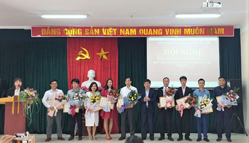 Cac gia dinh hoc tap va 10 tien si Truong Dai hoc Hung Vuong duoc khen thuong tai Hoi nghi tong ket cong tac khuyen hoc, khuyen tai, xay dung xa hoi hoc tap nam 2019