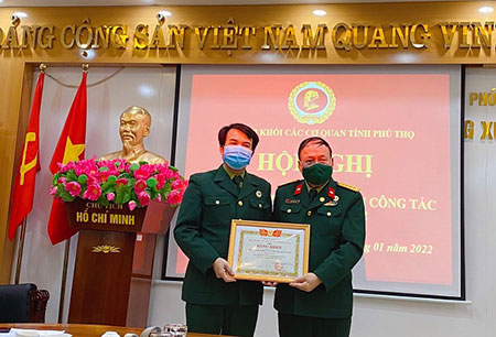 Hoi Cuu chien binh Truong Dai hoc Hung Vuong vinh du duoc nhan Bang khen cua Trung uong Hoi Cuu chien binh Viet Nam