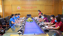 Lien doan Lao dong tinh kiem tra, danh gia, khao sat CDCS Truong DH Hung Vuong de nghi khen cao nam hoc 2020 - 2021