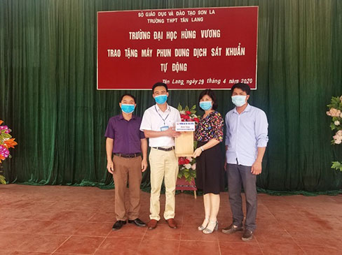 Truong Dai hoc Hung Vuong trao tang may phun dung dich sat khuan tu dong cho cac truong THPT tren dia ban tinh Son La