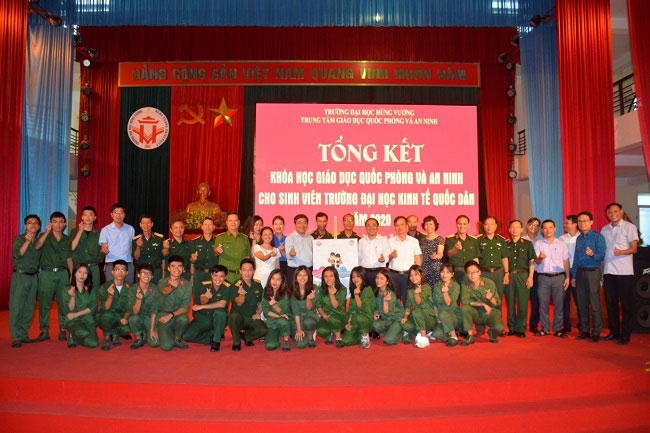 Tong ket khoa hoc Giao duc quoc phong va an ninh cho hon 600 sinh vien Truong Dai hoc Kinh te Quoc dan
