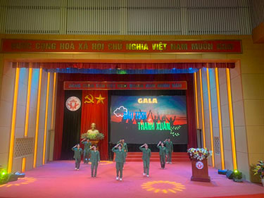 Tong ket khoa hoc Giao duc Quoc phong va An ninh cho hon 300 sinh vien Truong DH Cong nghiep Viet Tri dang hoc tap GD QP&AN tai HVU 